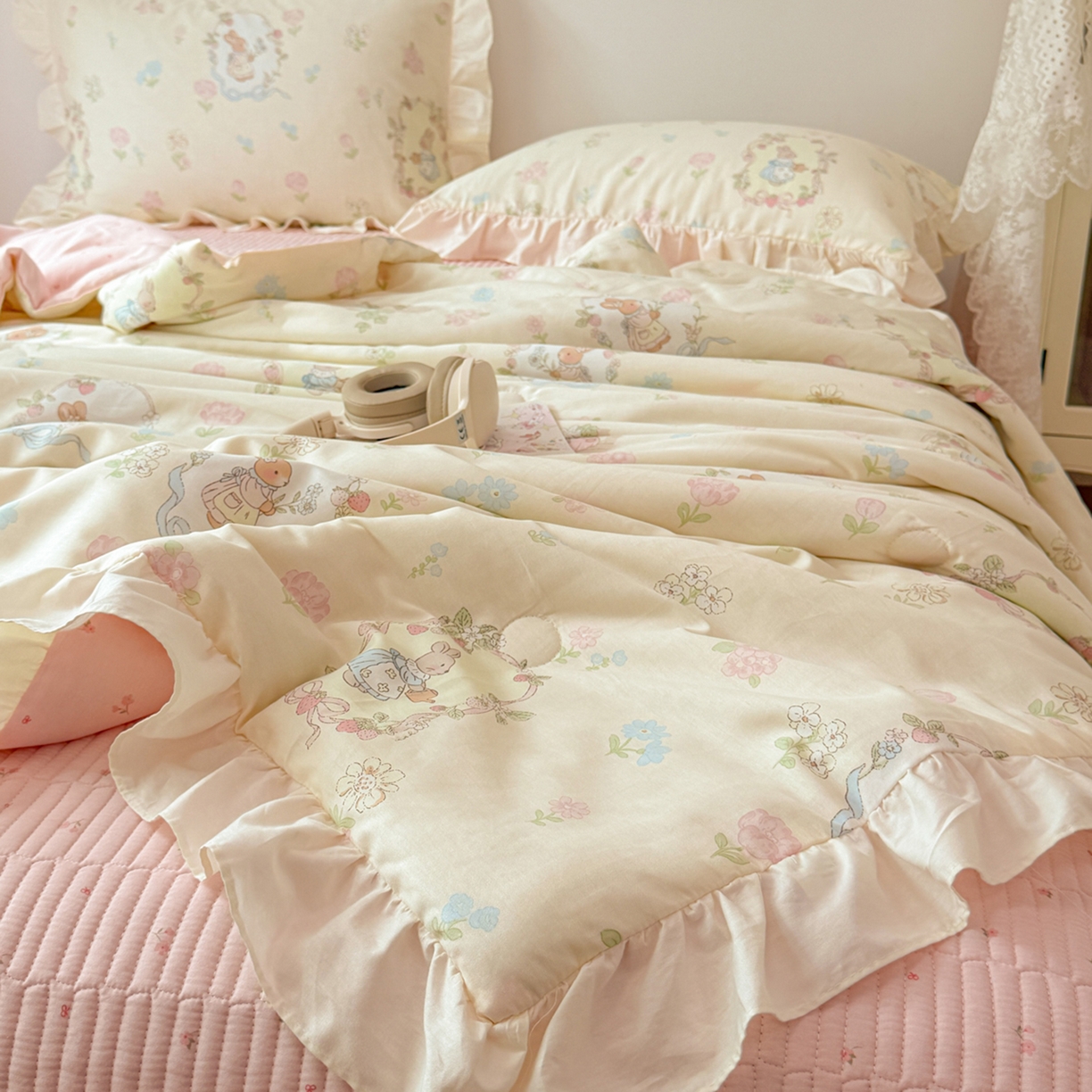 91家纺网 家纺一手货源 找家纺 简宜家居（朝初家纺） 2026新款全棉花边夏被全棉床盖夏被四件套 云间花信