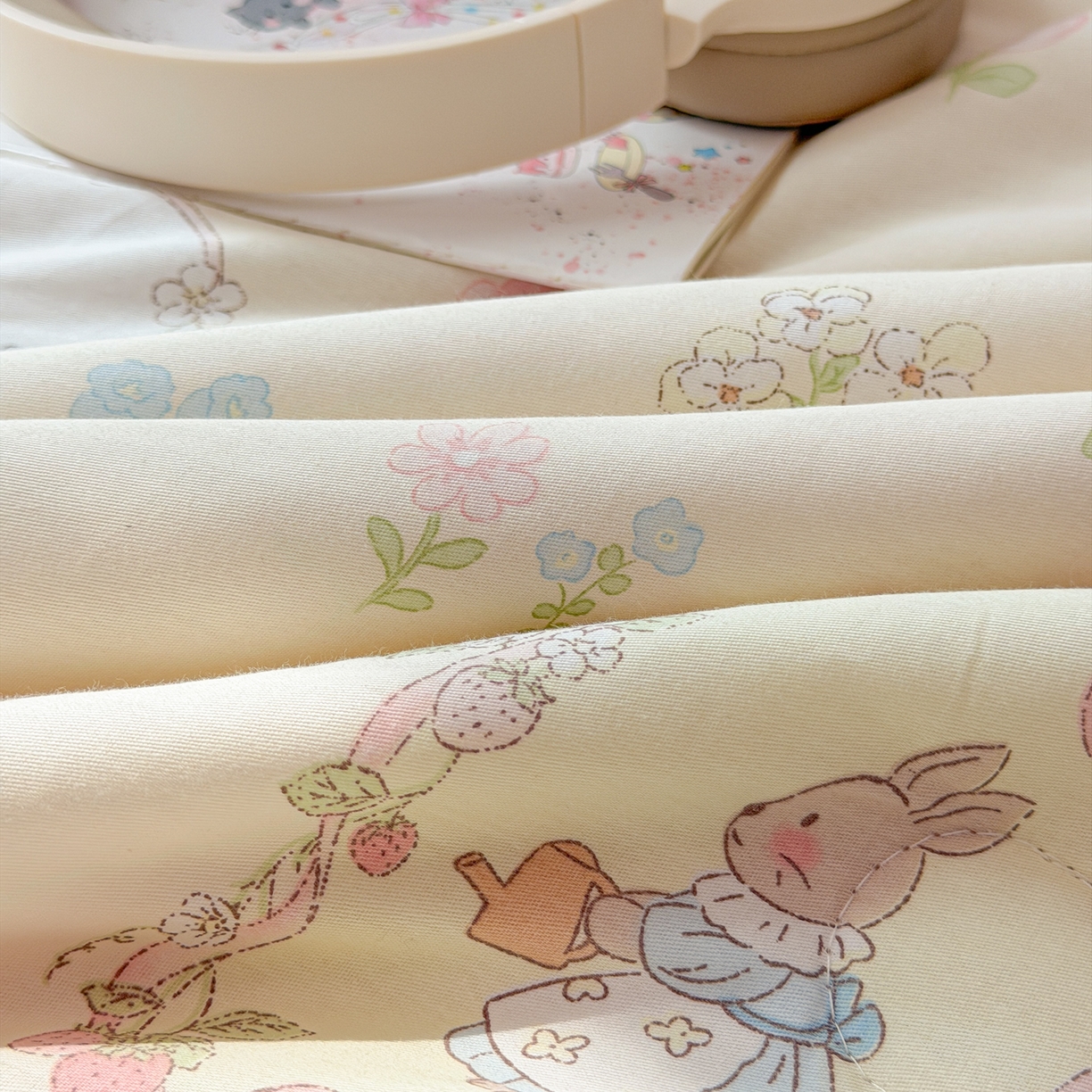 91家纺网 家纺一手货源 找家纺 简宜家居（朝初家纺） 2026新款全棉花边夏被全棉床盖夏被四件套 云间花信