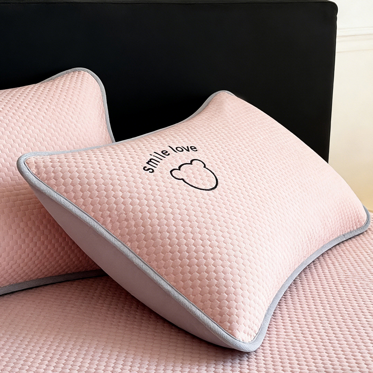 91家纺网 家纺一手货源 找家纺 奇丝雅 2026新款夏季A类绣花PE冰豆豆冰丝凉席枕套凉感家用单人学生宿舍48×74cm 八宝熊-粉