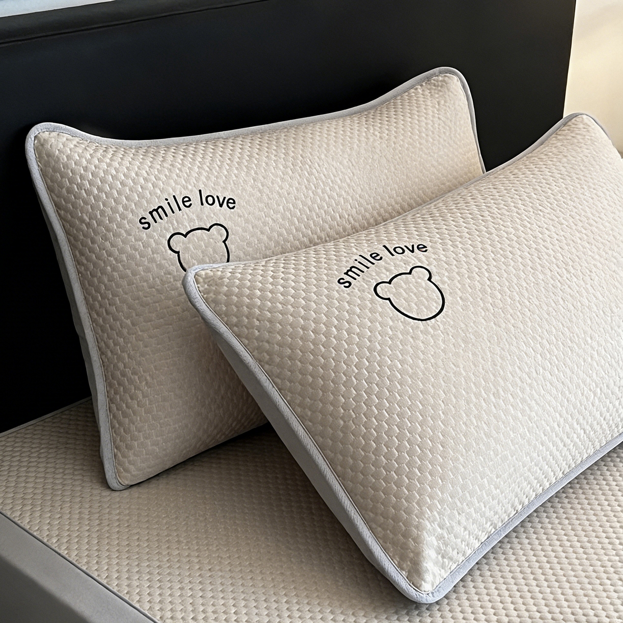 91家纺网 家纺一手货源 找家纺 奇丝雅 2026新款夏季A类绣花PE冰豆豆冰丝凉席枕套凉感家用单人学生宿舍48×74cm 八宝熊-咖