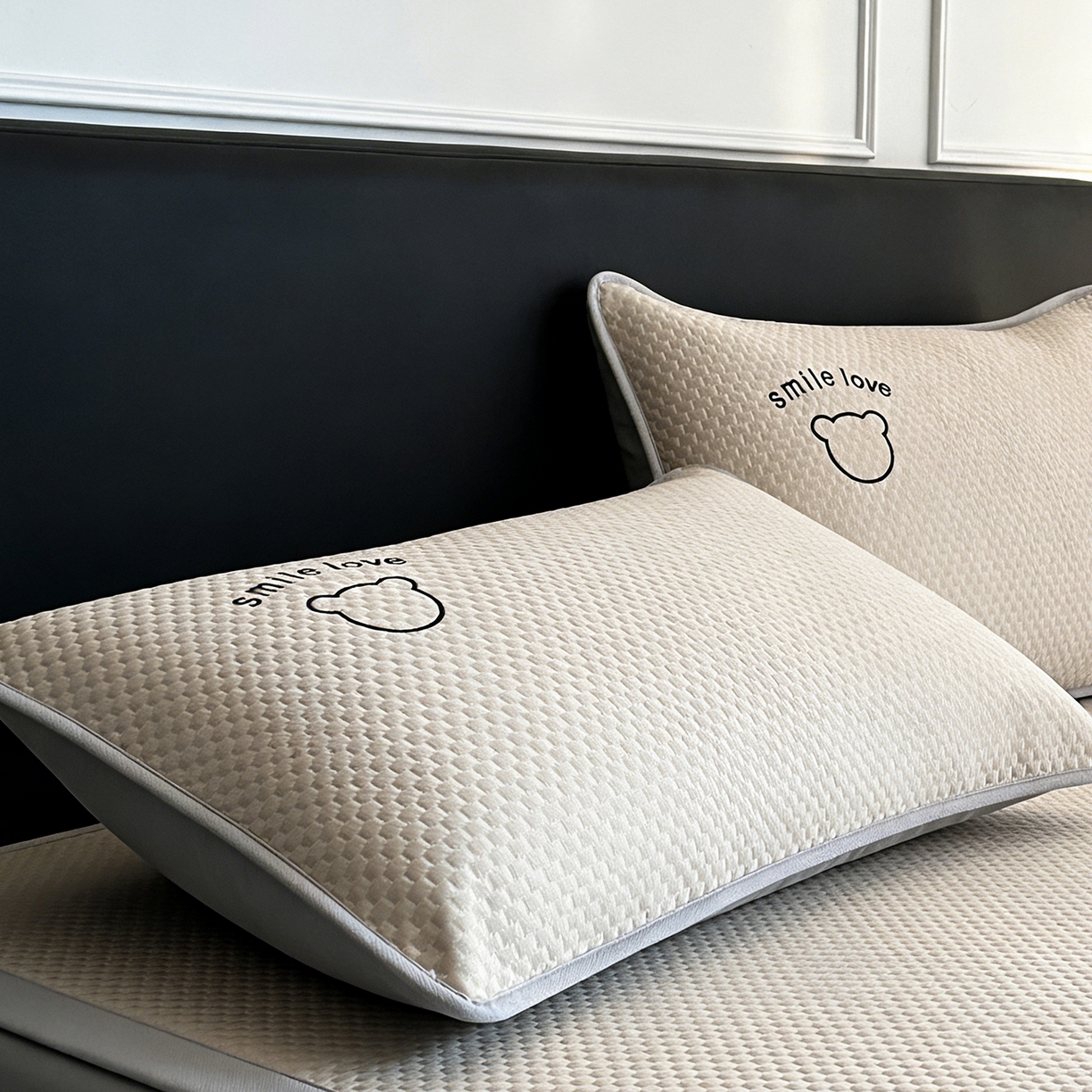 91家纺网 家纺一手货源 找家纺 奇丝雅 2026新款夏季A类绣花PE冰豆豆冰丝凉席枕套凉感家用单人学生宿舍48×74cm 八宝熊-咖