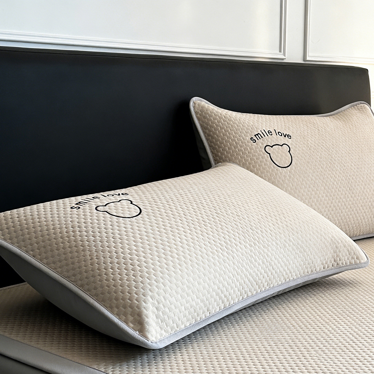 91家纺网 家纺一手货源 找家纺 奇丝雅 2026新款夏季A类绣花PE冰豆豆冰丝凉席枕套凉感家用单人学生宿舍48×74cm 八宝熊-咖