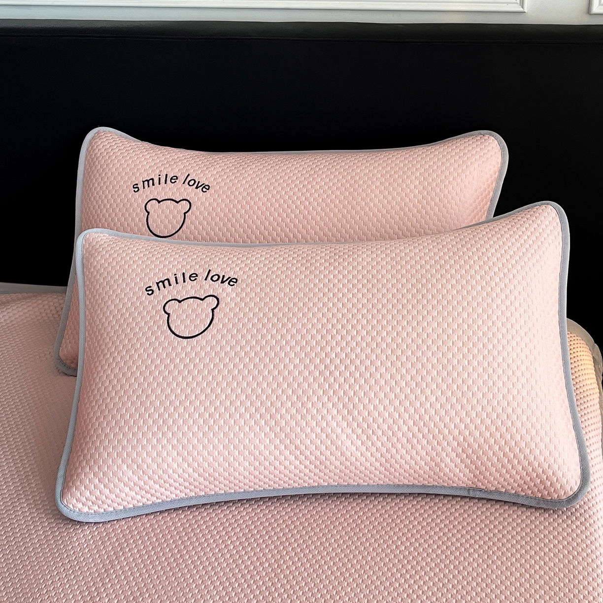 奇丝雅 2026新款夏季A类绣花PE冰豆豆冰丝凉席枕套凉感家用单人学生宿舍48×74cm 八宝熊-粉