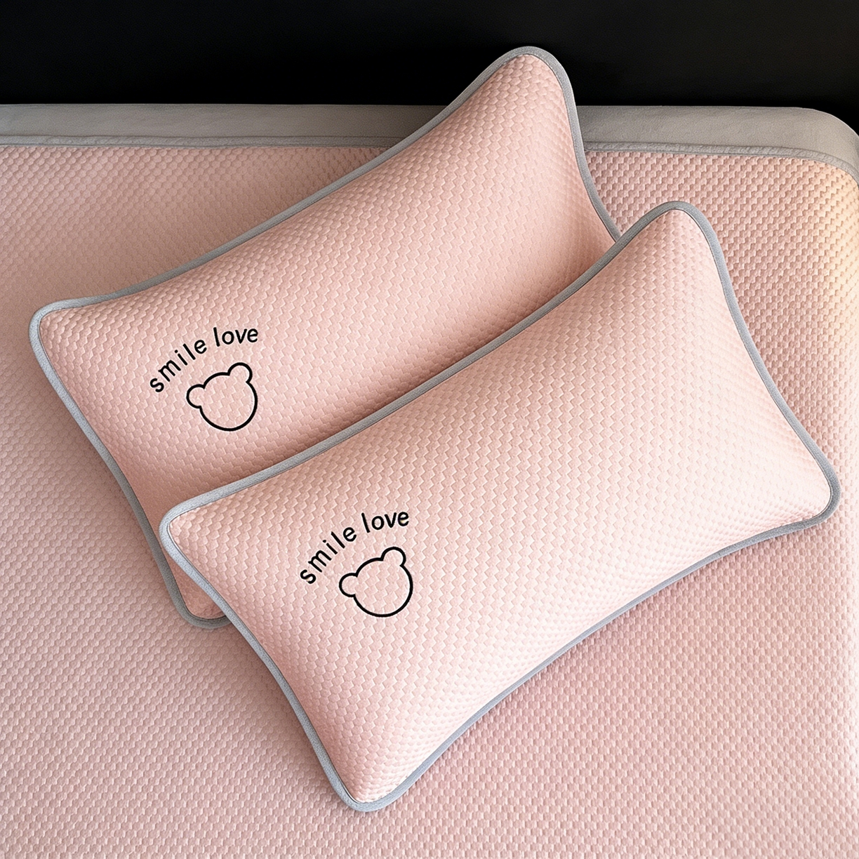 91家纺网 家纺一手货源 找家纺 奇丝雅 2026新款夏季A类绣花PE冰豆豆冰丝凉席枕套凉感家用单人学生宿舍48×74cm 八宝熊-粉