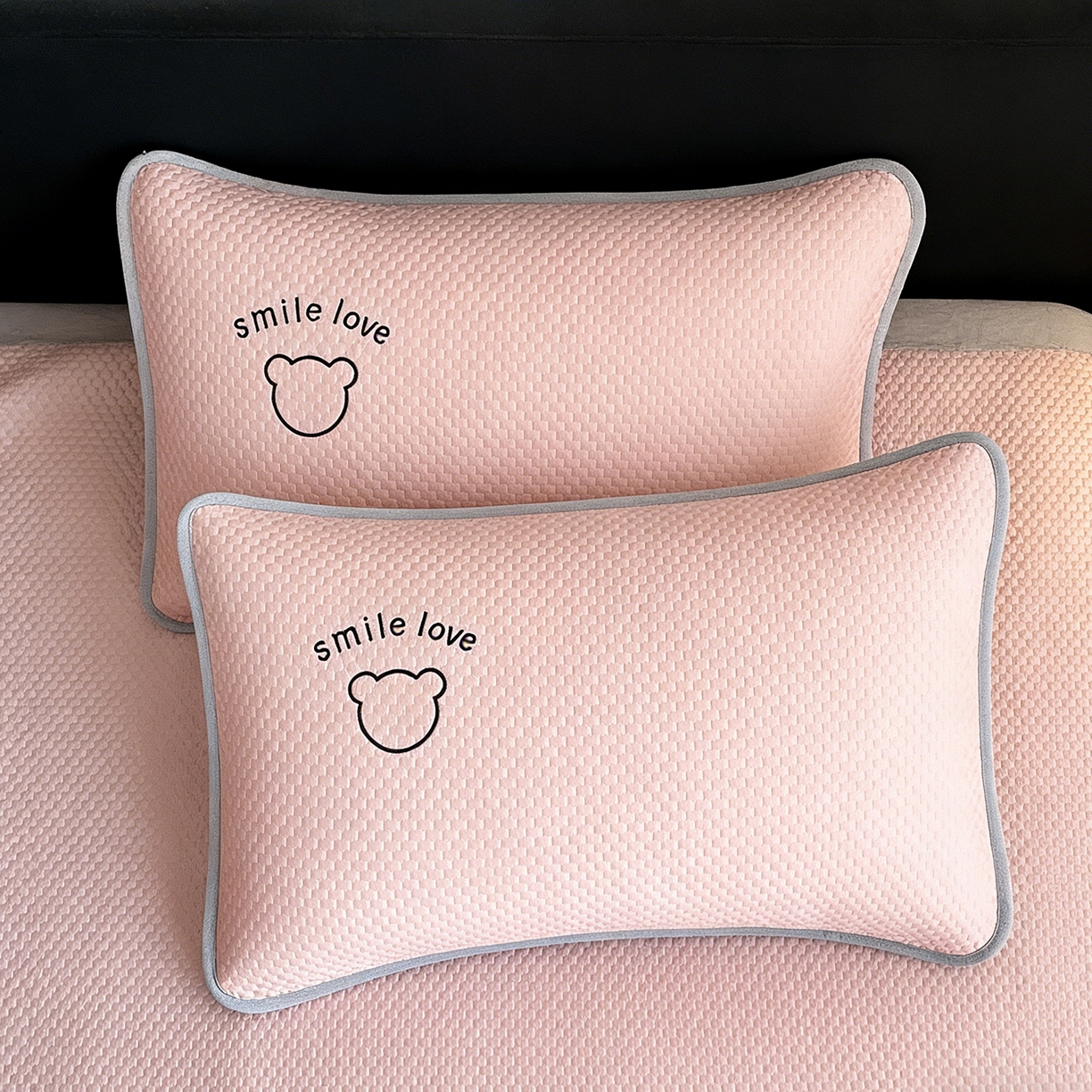 91家纺网 家纺一手货源 找家纺 奇丝雅 2026新款夏季A类绣花PE冰豆豆冰丝凉席枕套凉感家用单人学生宿舍48×74cm 八宝熊-粉