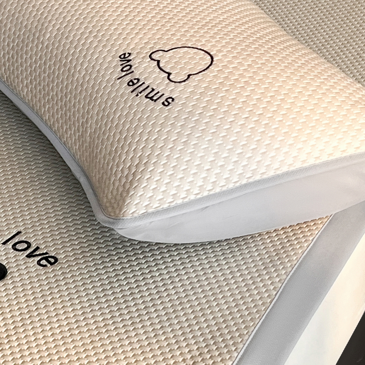 91家纺网 家纺一手货源 找家纺 奇丝雅 2026新款夏季A类绣花PE冰豆豆冰丝凉席枕套凉感家用单人学生宿舍48×74cm 八宝熊-咖