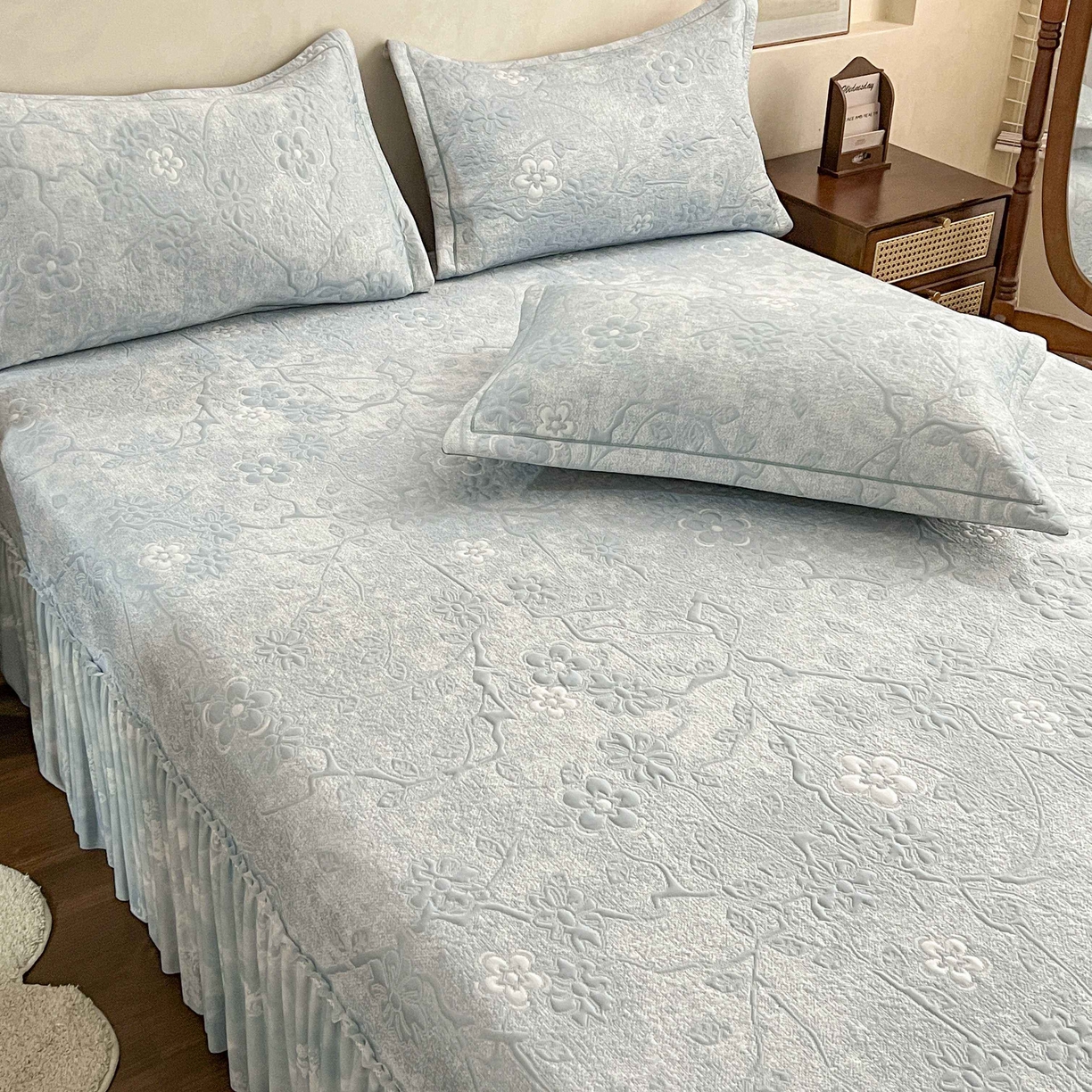 91家纺网 家纺一手货源 找家纺 宅家居 2026春夏新款PE高分子复合软提花凉席豆豆席大床裙三件套-暗香系列 暗香-蓝色