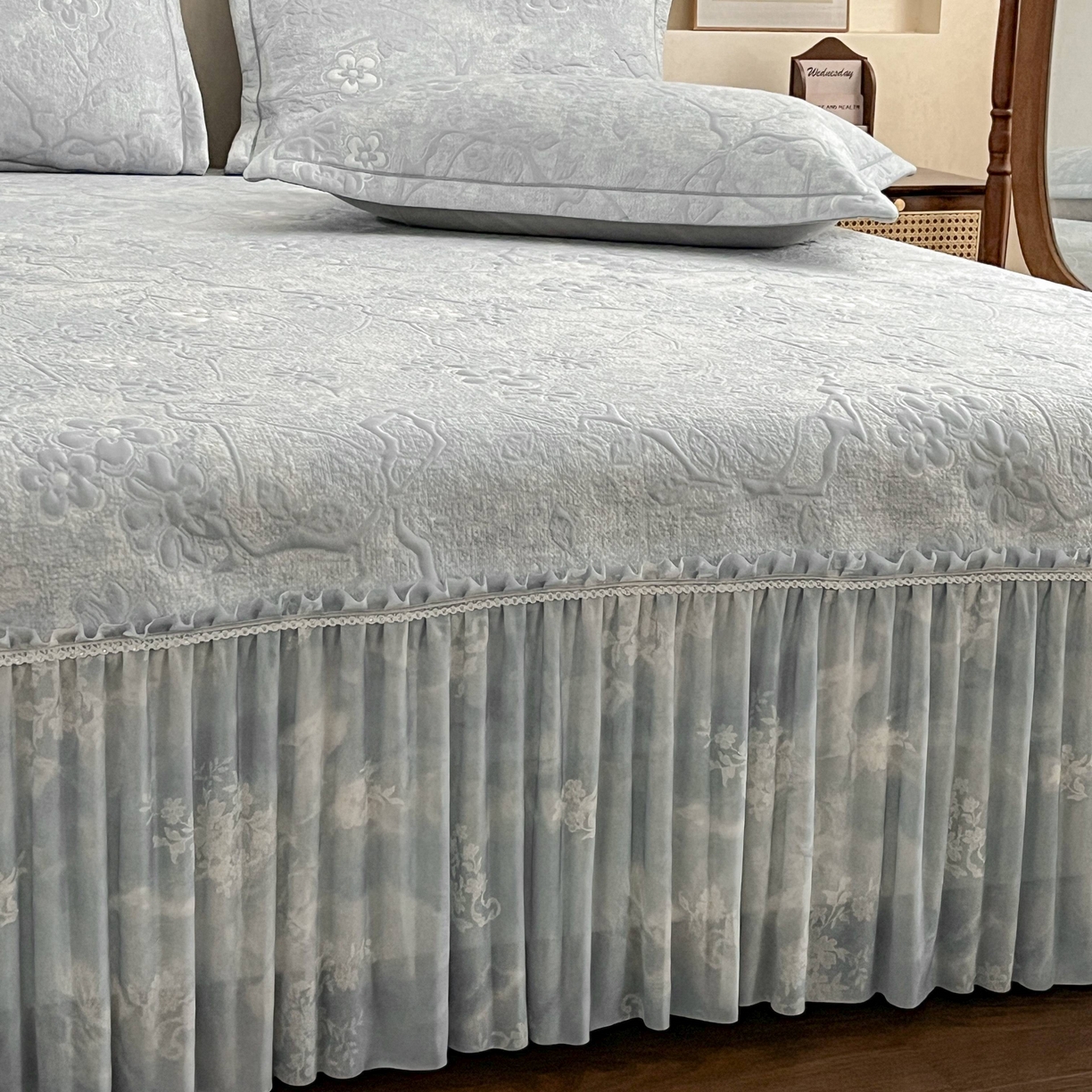 91家纺网 家纺一手货源 找家纺 宅家居 2026春夏新款PE高分子复合软提花凉席豆豆席大床裙三件套-暗香系列 暗香-灰色