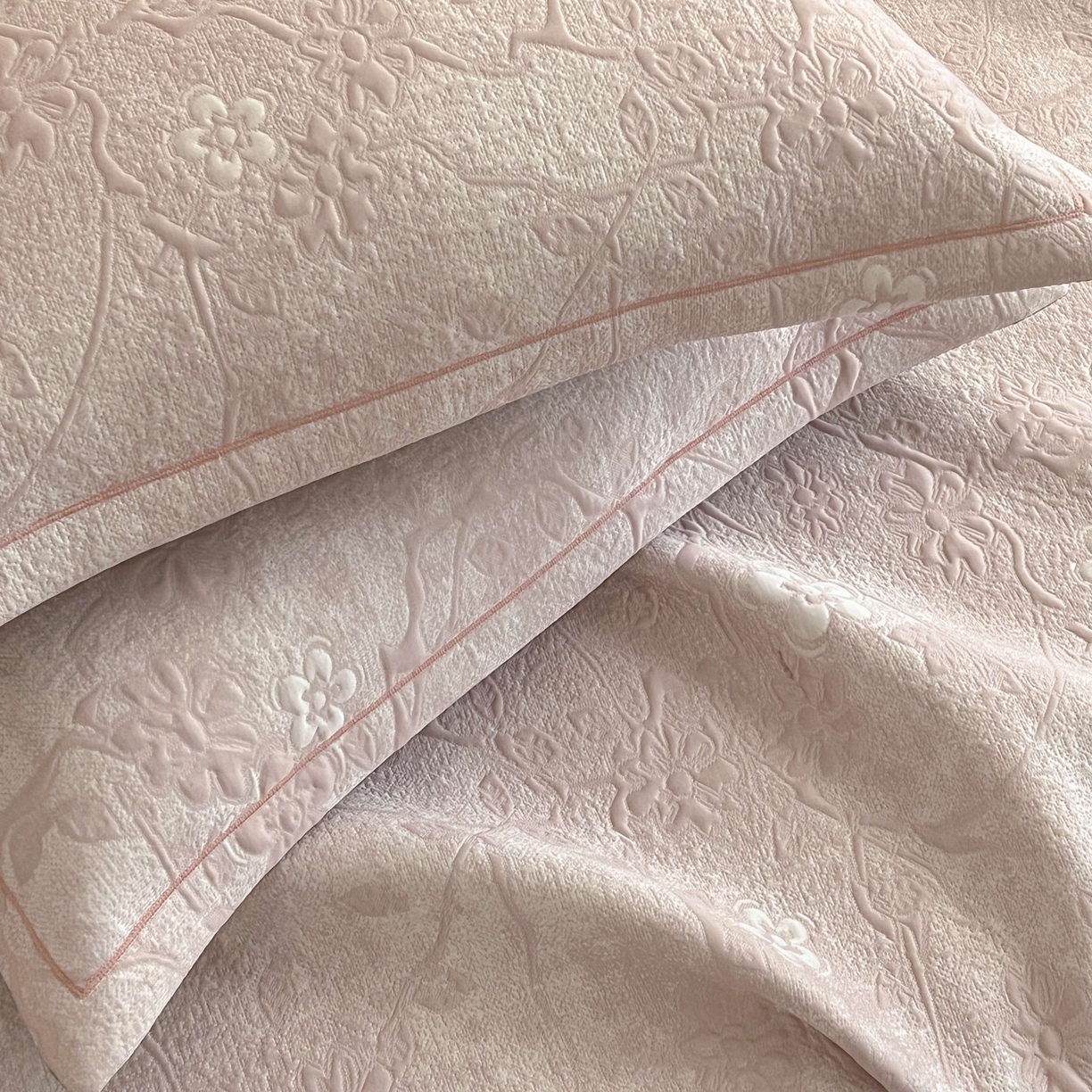 91家纺网 家纺一手货源 找家纺 （总）宅家居 2026春夏新款PE高分子复合软提花凉席豆豆席大床裙三件套-暗香系列