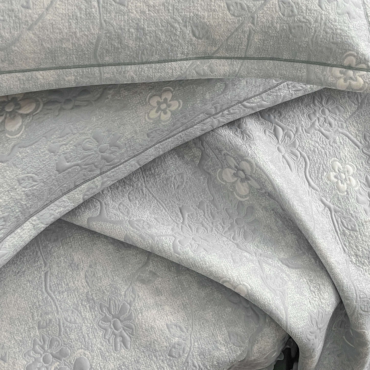 91家纺网 家纺一手货源 找家纺 宅家居 2026春夏新款PE高分子复合软提花凉席豆豆席大床裙三件套-暗香系列 暗香-灰色