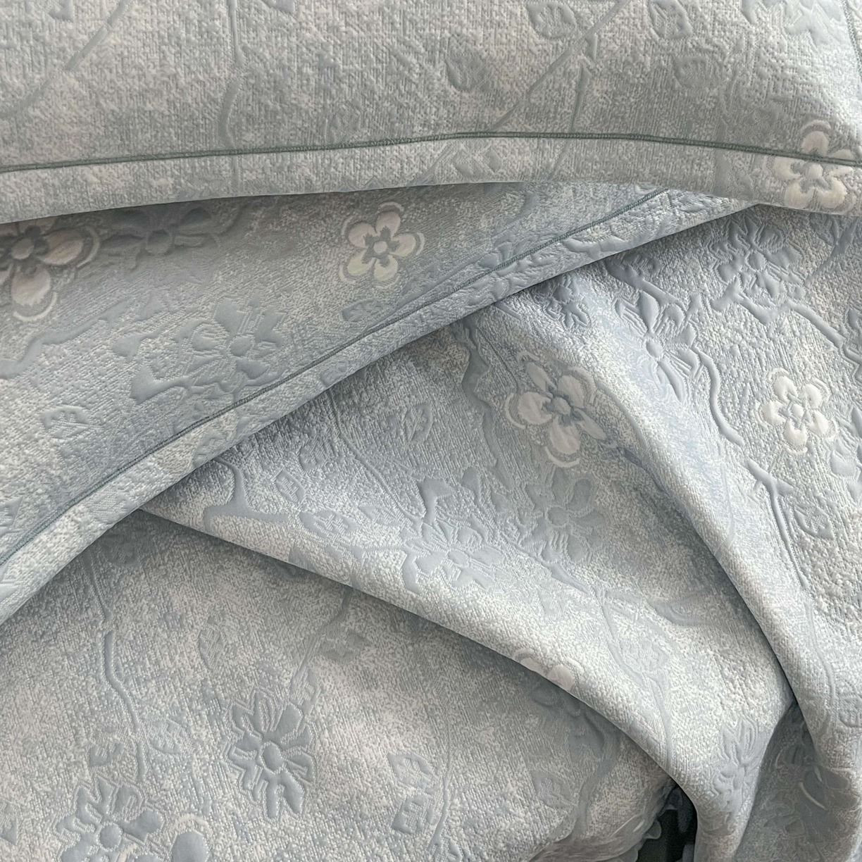 91家纺网 家纺一手货源 找家纺 宅家居 2026春夏新款PE高分子复合软提花凉席豆豆席大床裙三件套-暗香系列 暗香-蓝色