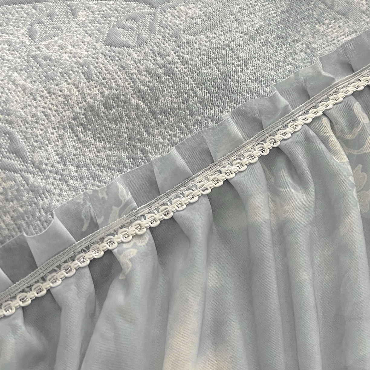 91家纺网 家纺一手货源 找家纺 宅家居 2026春夏新款PE高分子复合软提花凉席豆豆席大床裙三件套-暗香系列 暗香-灰色