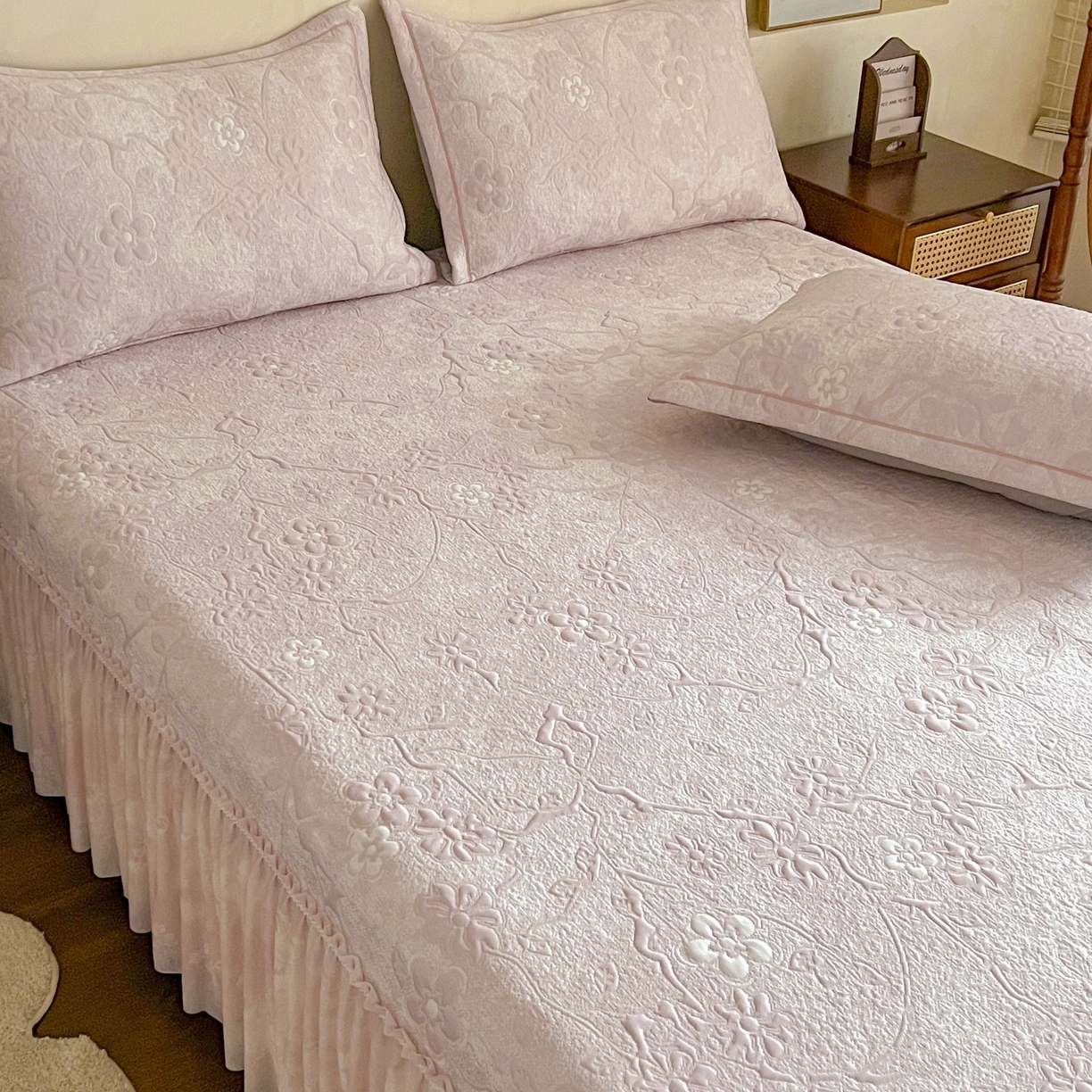 91家纺网 家纺一手货源 找家纺 （总）宅家居 2026春夏新款PE高分子复合软提花凉席豆豆席大床裙三件套-暗香系列