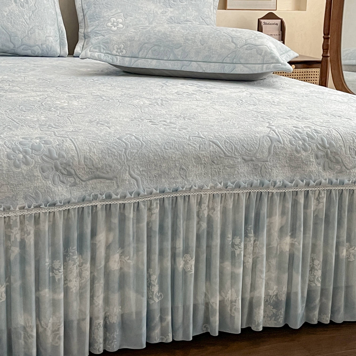 91家纺网 家纺一手货源 找家纺 宅家居 2026春夏新款PE高分子复合软提花凉席豆豆席大床裙三件套-暗香系列 暗香-蓝色