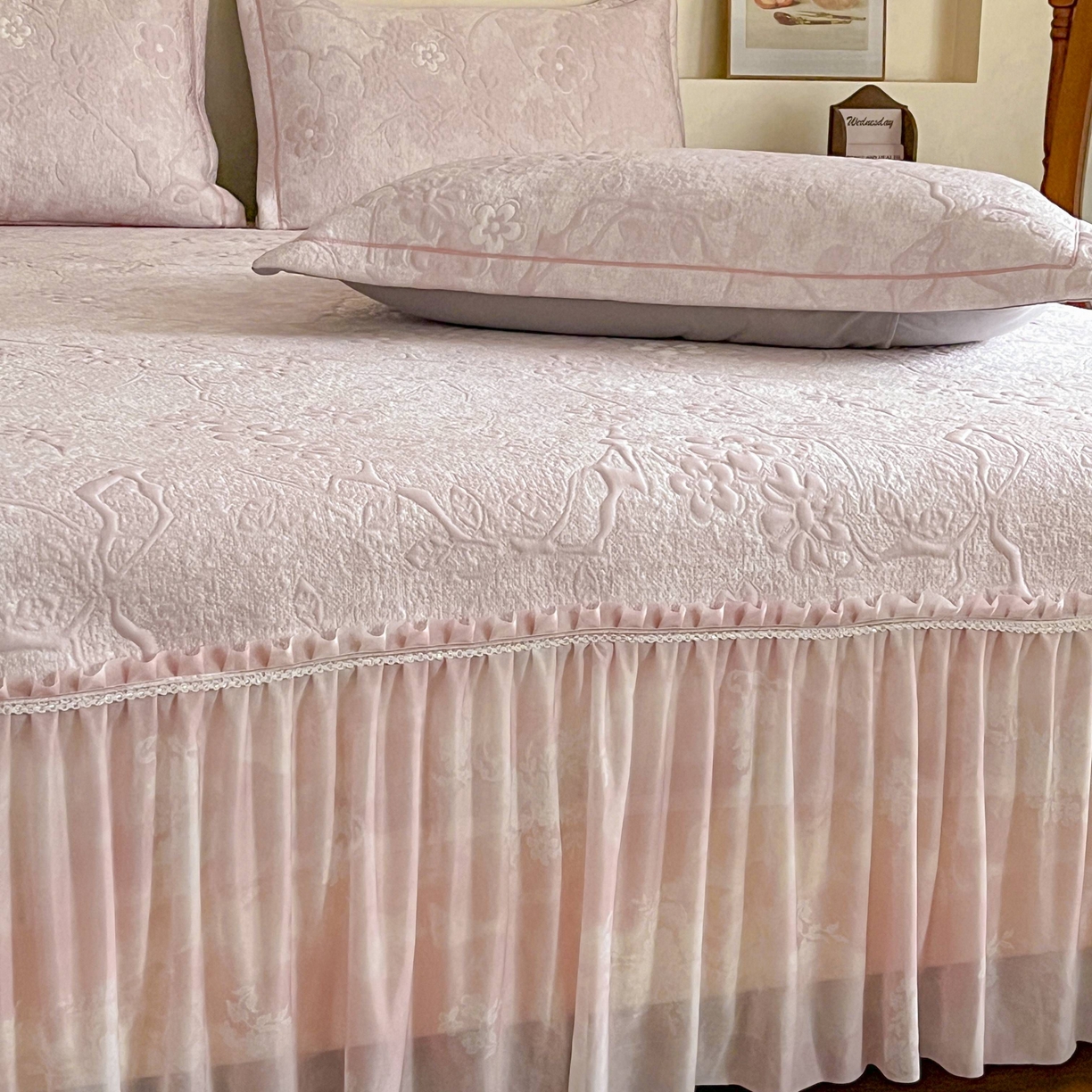 91家纺网 家纺一手货源 找家纺 宅家居 2026春夏新款PE高分子复合软提花凉席豆豆席大床裙三件套-暗香系列 暗香-豆沙