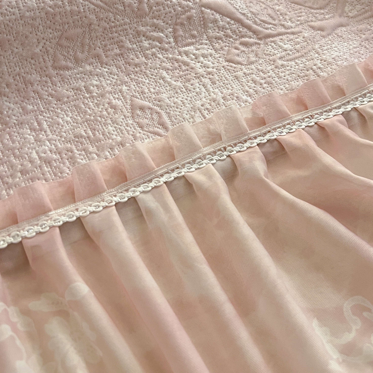 91家纺网 家纺一手货源 找家纺 宅家居 2026春夏新款PE高分子复合软提花凉席豆豆席大床裙三件套-暗香系列 暗香-豆沙