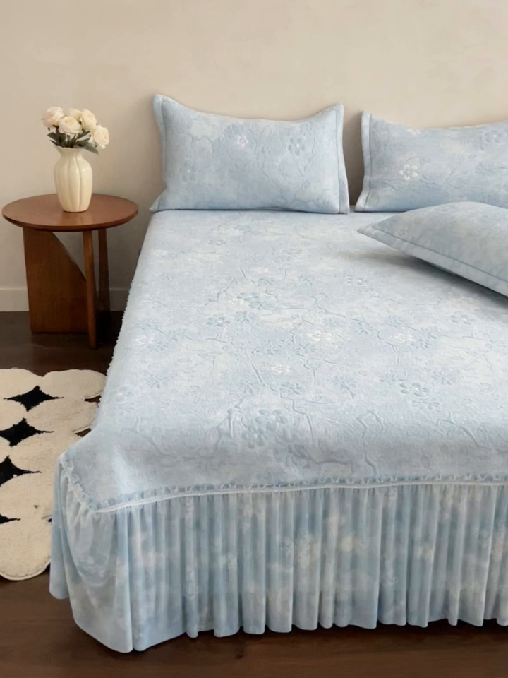 91家纺网 家纺一手货源 找家纺 宅家居 2026春夏新款PE高分子复合软提花凉席豆豆席大床裙三件套-暗香系列 暗香-蓝色