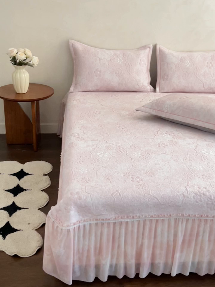 91家纺网 家纺一手货源 找家纺 （总）宅家居 2026春夏新款PE高分子复合软提花凉席豆豆席大床裙三件套-暗香系列