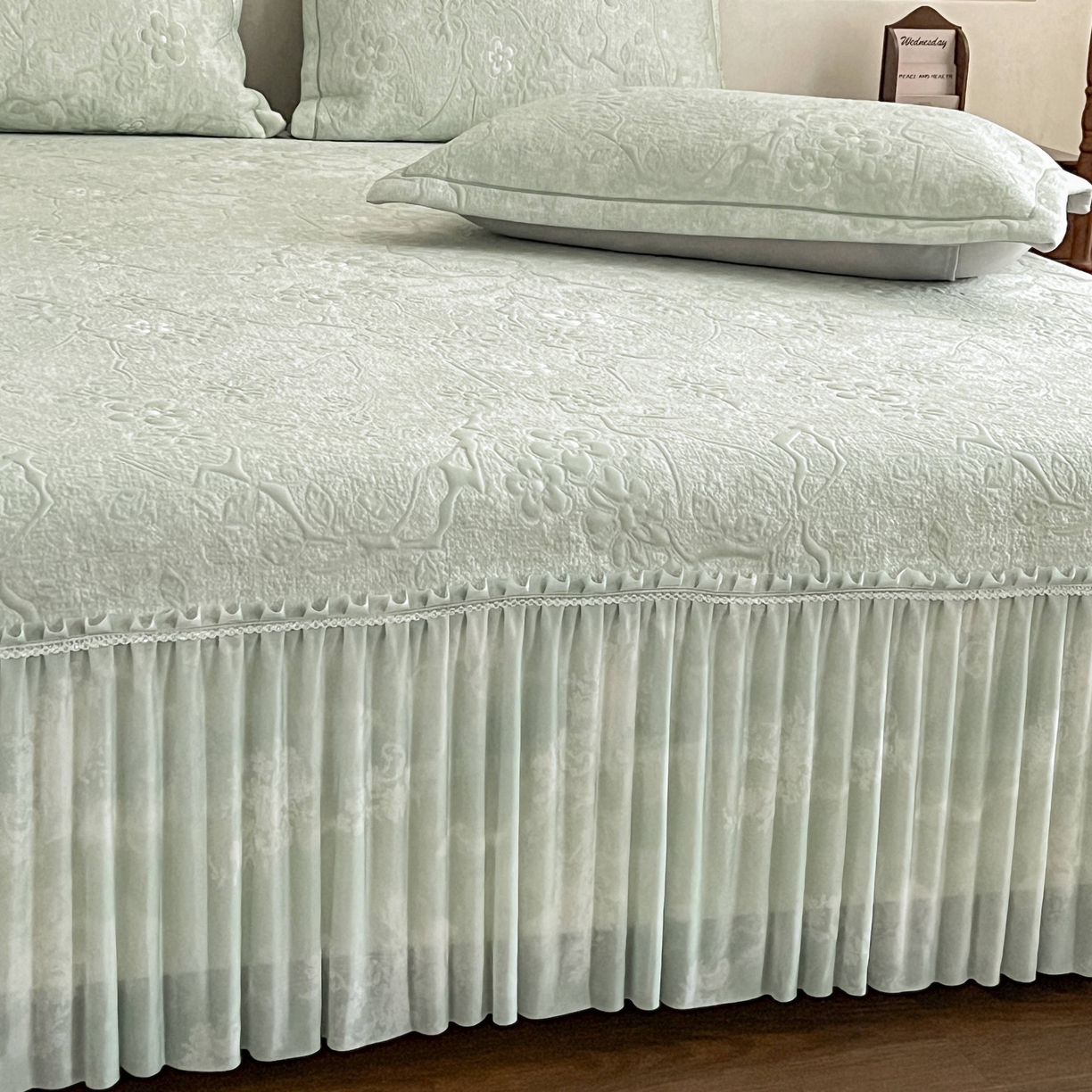 91家纺网 家纺一手货源 找家纺 宅家居 2026春夏新款PE高分子复合软提花凉席豆豆席大床裙三件套-暗香系列 暗香-绿色