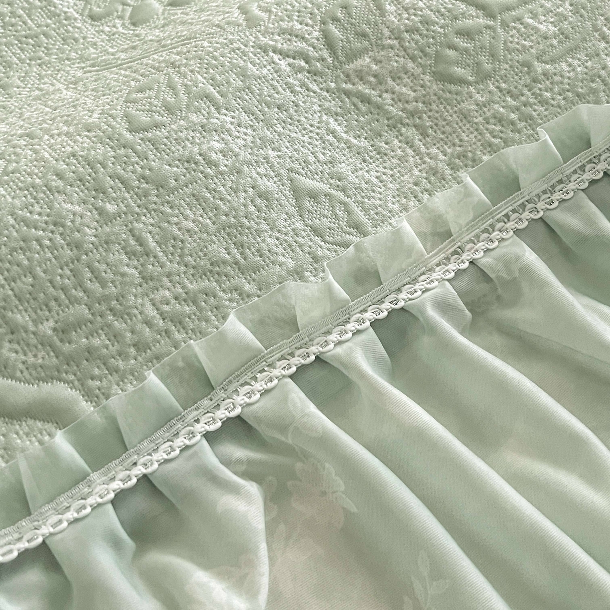 91家纺网 家纺一手货源 找家纺 宅家居 2026春夏新款PE高分子复合软提花凉席豆豆席大床裙三件套-暗香系列 暗香-绿色