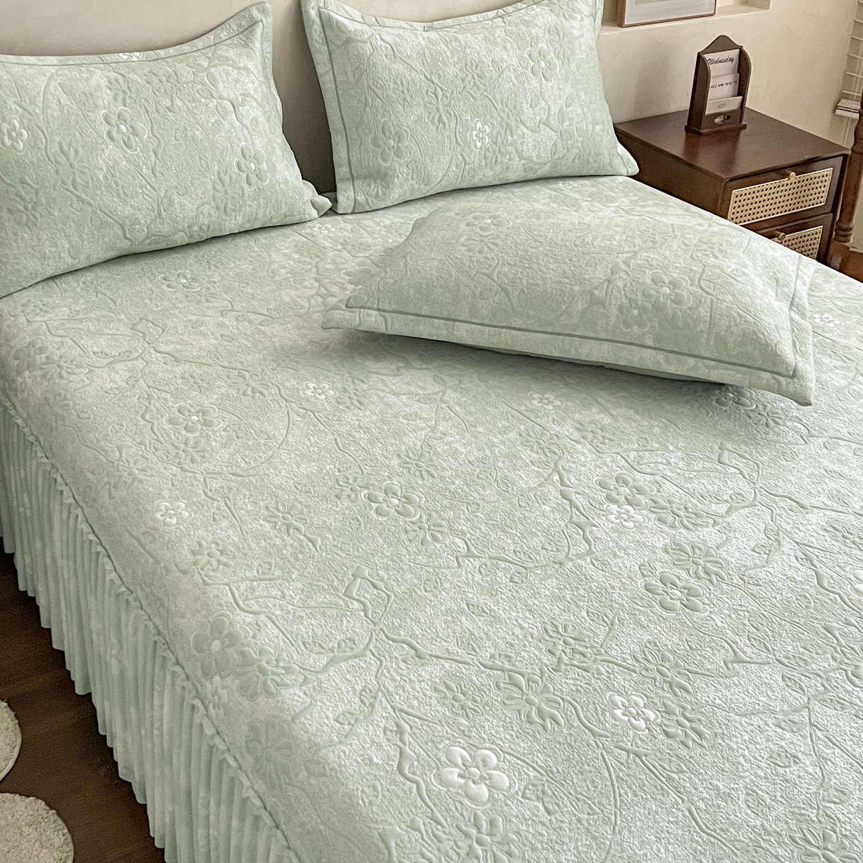 91家纺网 家纺一手货源 找家纺 宅家居 2026春夏新款PE高分子复合软提花凉席豆豆席大床裙三件套-暗香系列 暗香-绿色