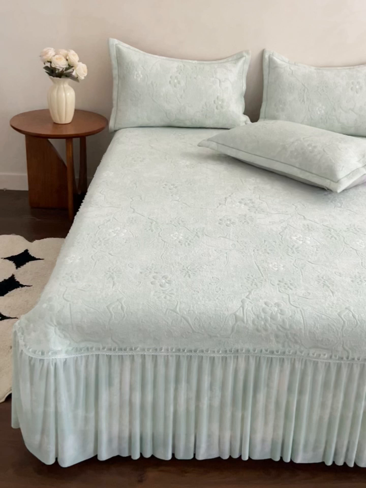 91家纺网 家纺一手货源 找家纺 宅家居 2026春夏新款PE高分子复合软提花凉席豆豆席大床裙三件套-暗香系列 暗香-绿色