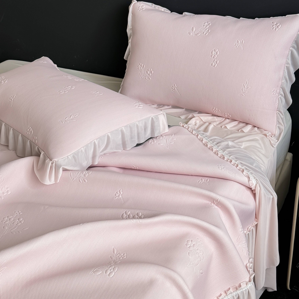 91家纺网 家纺一手货源 找家纺 （总）宅家居 2026春夏新款PE高分子复合软凉席豆豆席大床裙三件套-小花系列