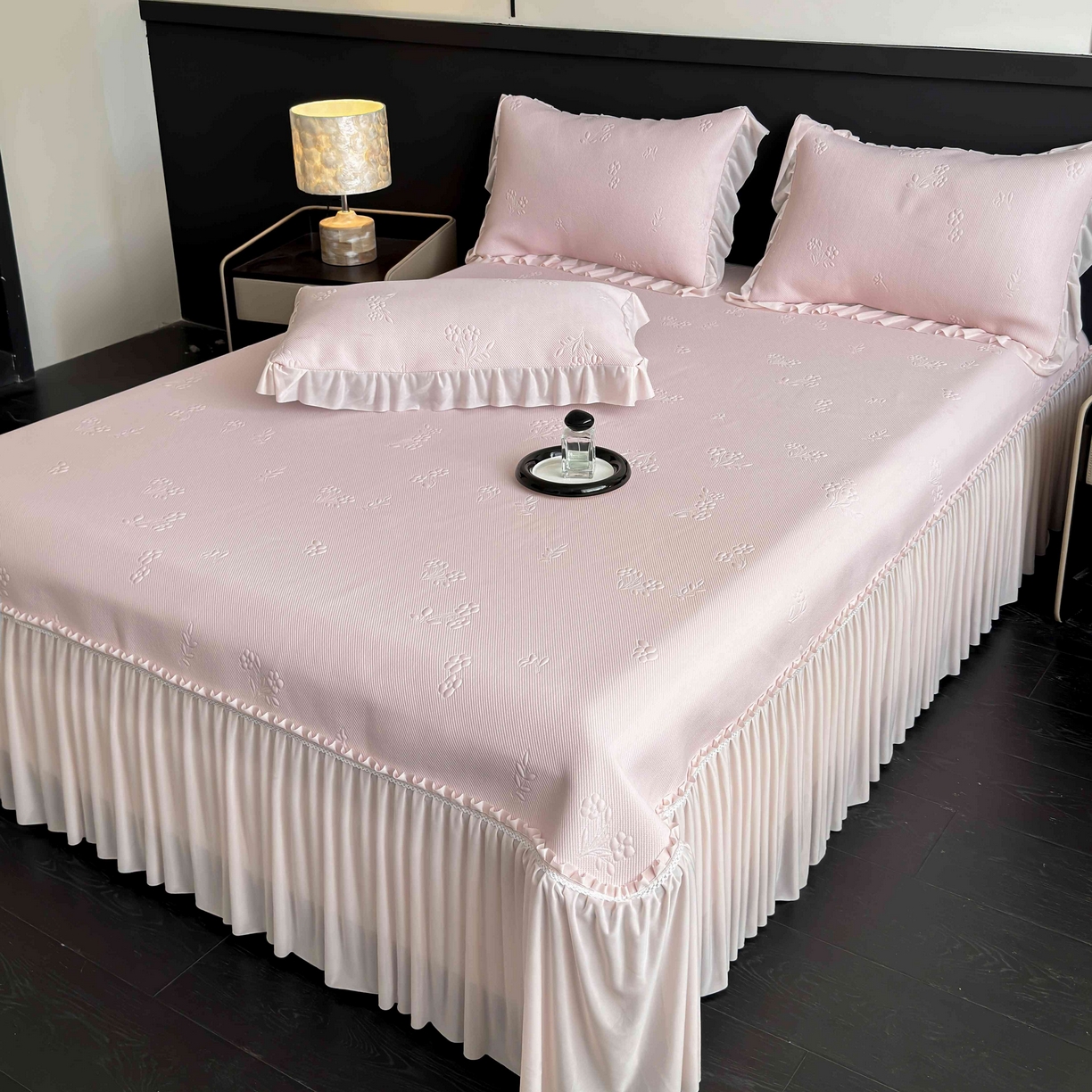 91家纺网 家纺一手货源 找家纺 （总）宅家居 2026春夏新款PE高分子复合软凉席豆豆席大床裙三件套-小花系列