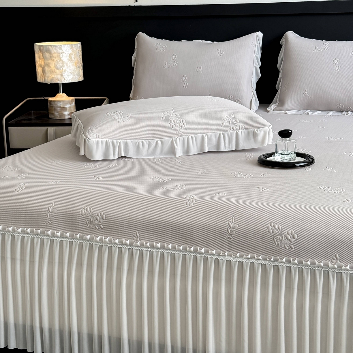 91家纺网 家纺一手货源 找家纺 宅家居 2026春夏新款PE高分子复合软凉席豆豆席大床裙三件套-小花系列 小花-卡其