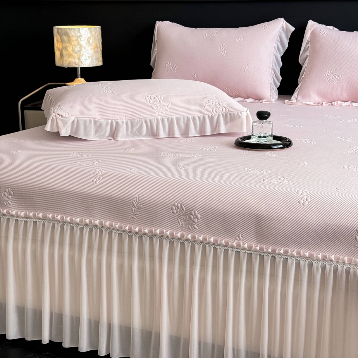 91家纺网 家纺一手货源 找家纺 （总）宅家居 2026春夏新款PE高分子复合软凉席豆豆席大床裙三件套-小花系列