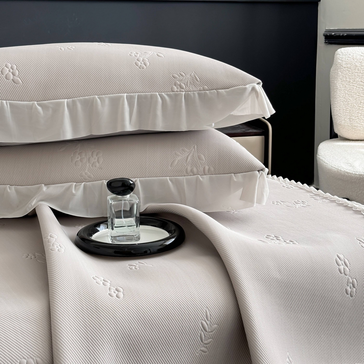 91家纺网 家纺一手货源 找家纺 宅家居 2026春夏新款PE高分子复合软凉席豆豆席大床裙三件套-小花系列 小花-卡其