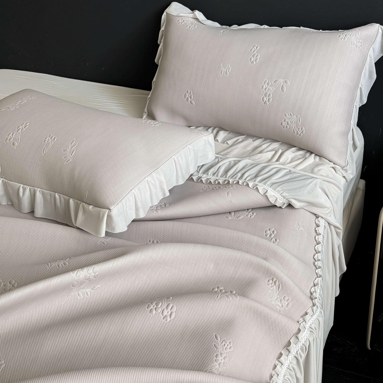 91家纺网 家纺一手货源 找家纺 宅家居 2026春夏新款PE高分子复合软凉席豆豆席大床裙三件套-小花系列 小花-卡其