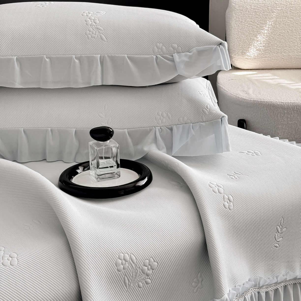 91家纺网 家纺一手货源 找家纺 宅家居 2026春夏新款PE高分子复合软凉席豆豆席大床裙三件套-小花系列 小花-灰色