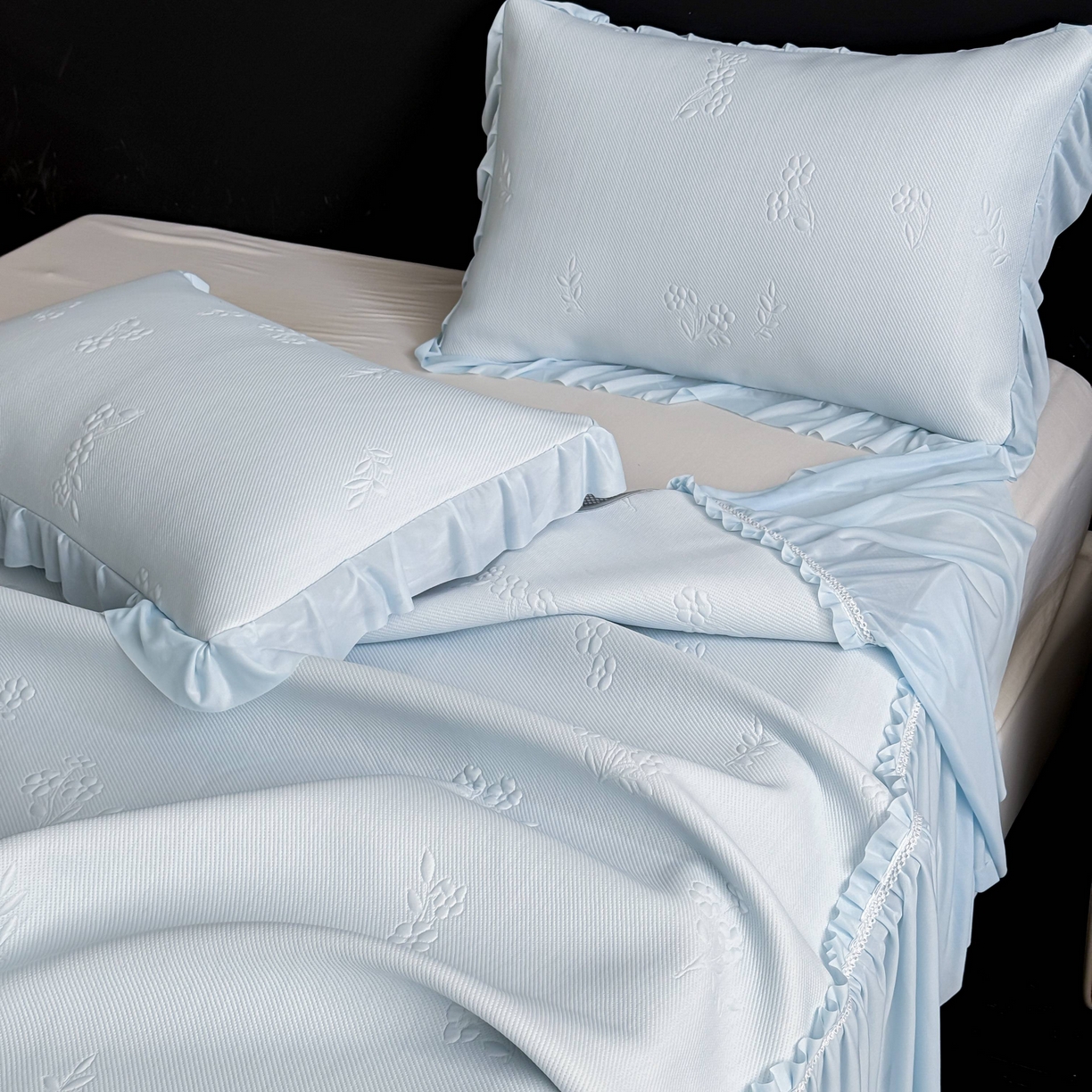 91家纺网 家纺一手货源 找家纺 宅家居 2026春夏新款PE高分子复合软凉席豆豆席大床裙三件套-小花系列 小花-天蓝