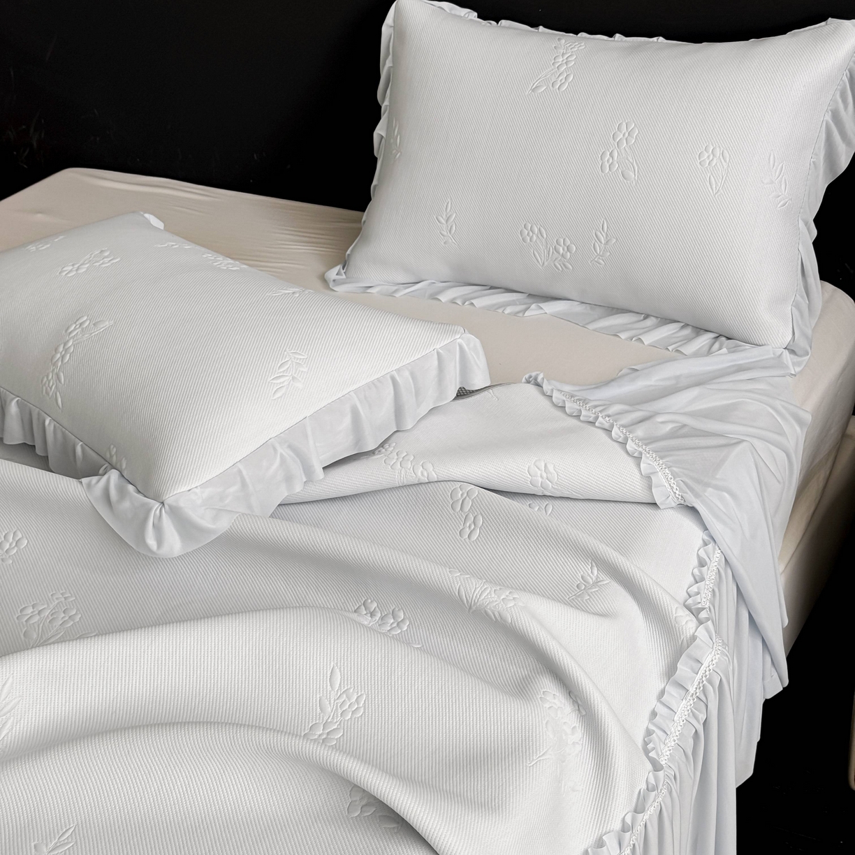 91家纺网 家纺一手货源 找家纺 宅家居 2026春夏新款PE高分子复合软凉席豆豆席大床裙三件套-小花系列 小花-灰色