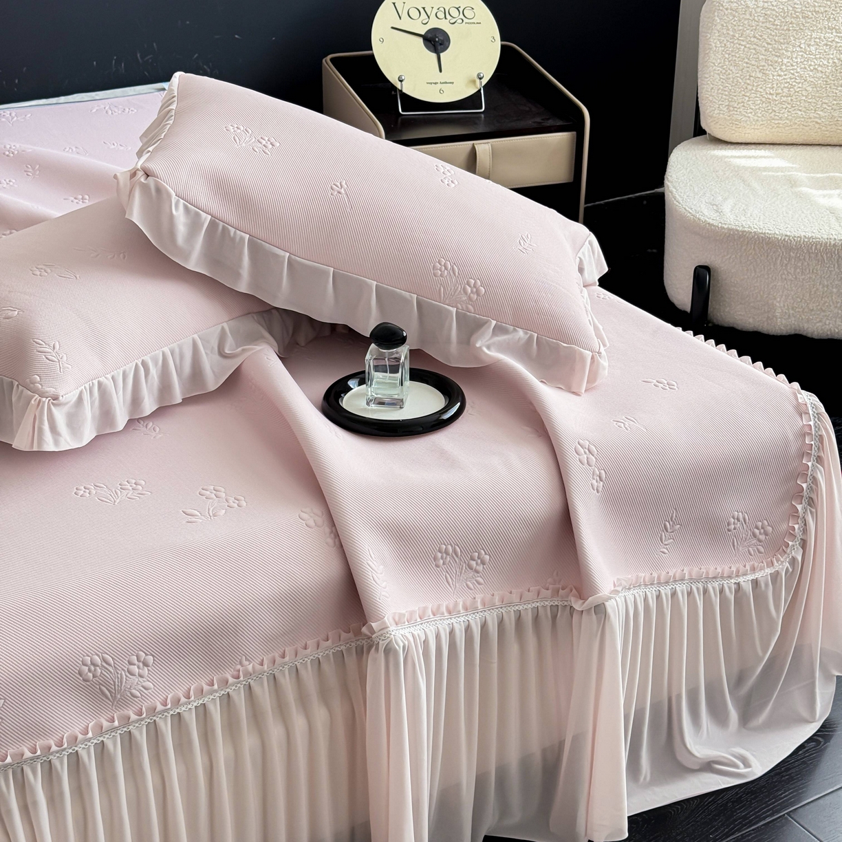 91家纺网 家纺一手货源 找家纺 宅家居 2026春夏新款PE高分子复合软凉席豆豆席大床裙三件套-小花系列 小花-粉色