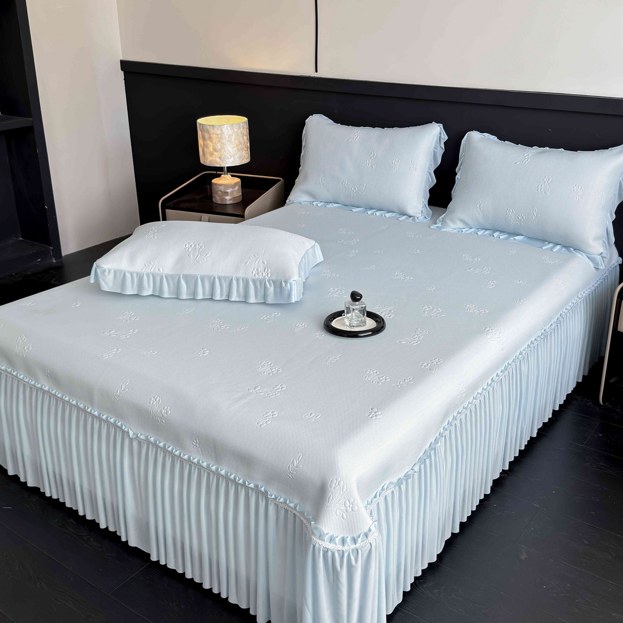 91家纺网 家纺一手货源 找家纺 宅家居 2026春夏新款PE高分子复合软凉席豆豆席大床裙三件套-小花系列 小花-天蓝