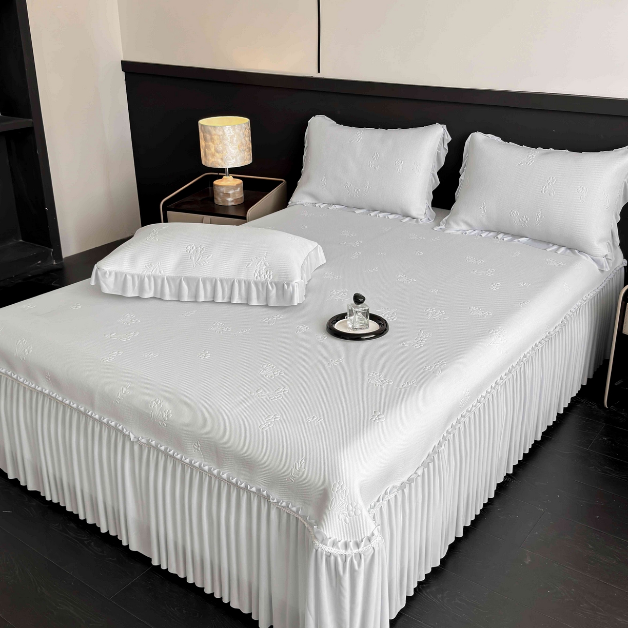 91家纺网 家纺一手货源 找家纺 宅家居 2026春夏新款PE高分子复合软凉席豆豆席大床裙三件套-小花系列 小花-灰色