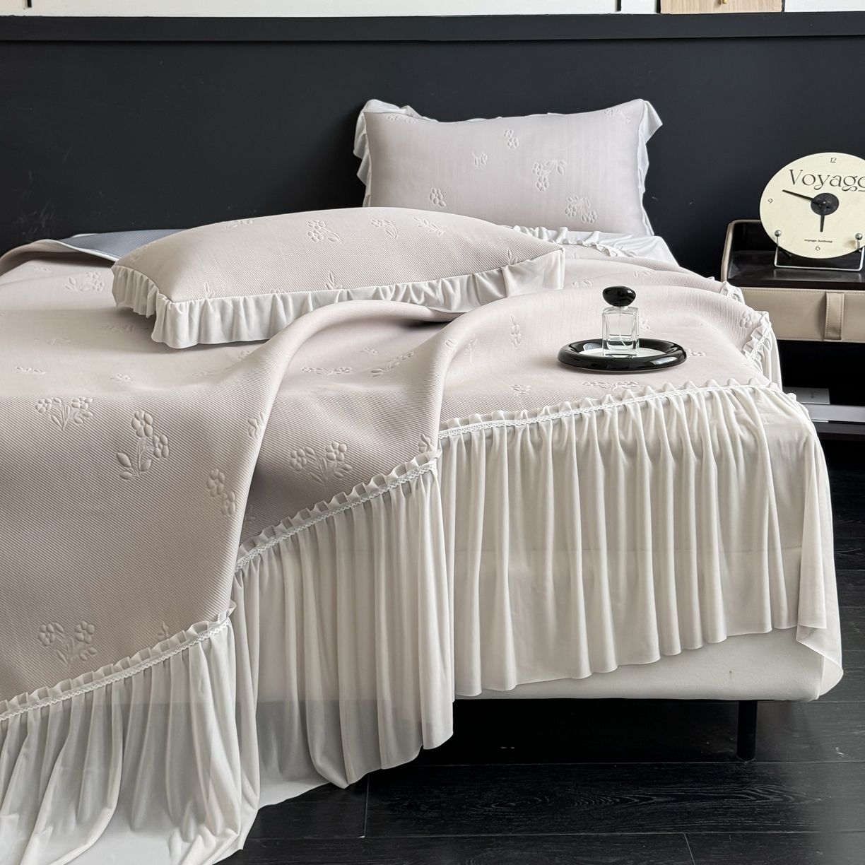 91家纺网 家纺一手货源 找家纺 宅家居 2026春夏新款PE高分子复合软凉席豆豆席大床裙三件套-小花系列 小花-卡其