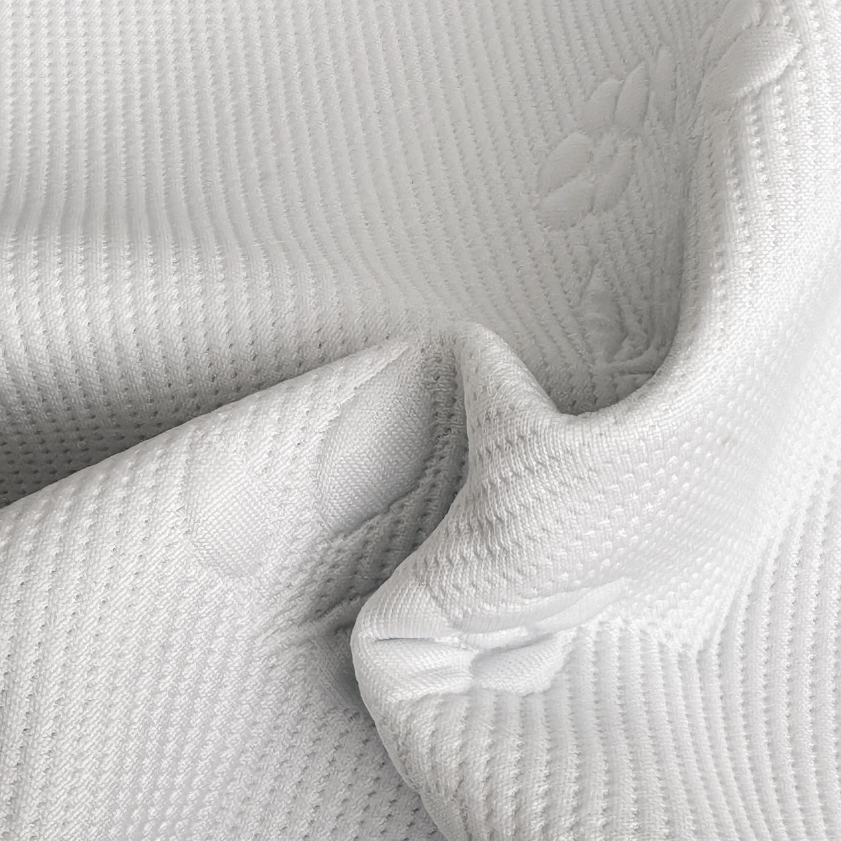 91家纺网 家纺一手货源 找家纺 宅家居 2026春夏新款PE高分子复合软凉席豆豆席大床裙三件套-小花系列 小花-灰色