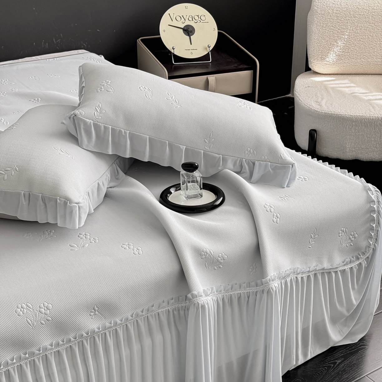 91家纺网 家纺一手货源 找家纺 宅家居 2026春夏新款PE高分子复合软凉席豆豆席大床裙三件套-小花系列 小花-灰色