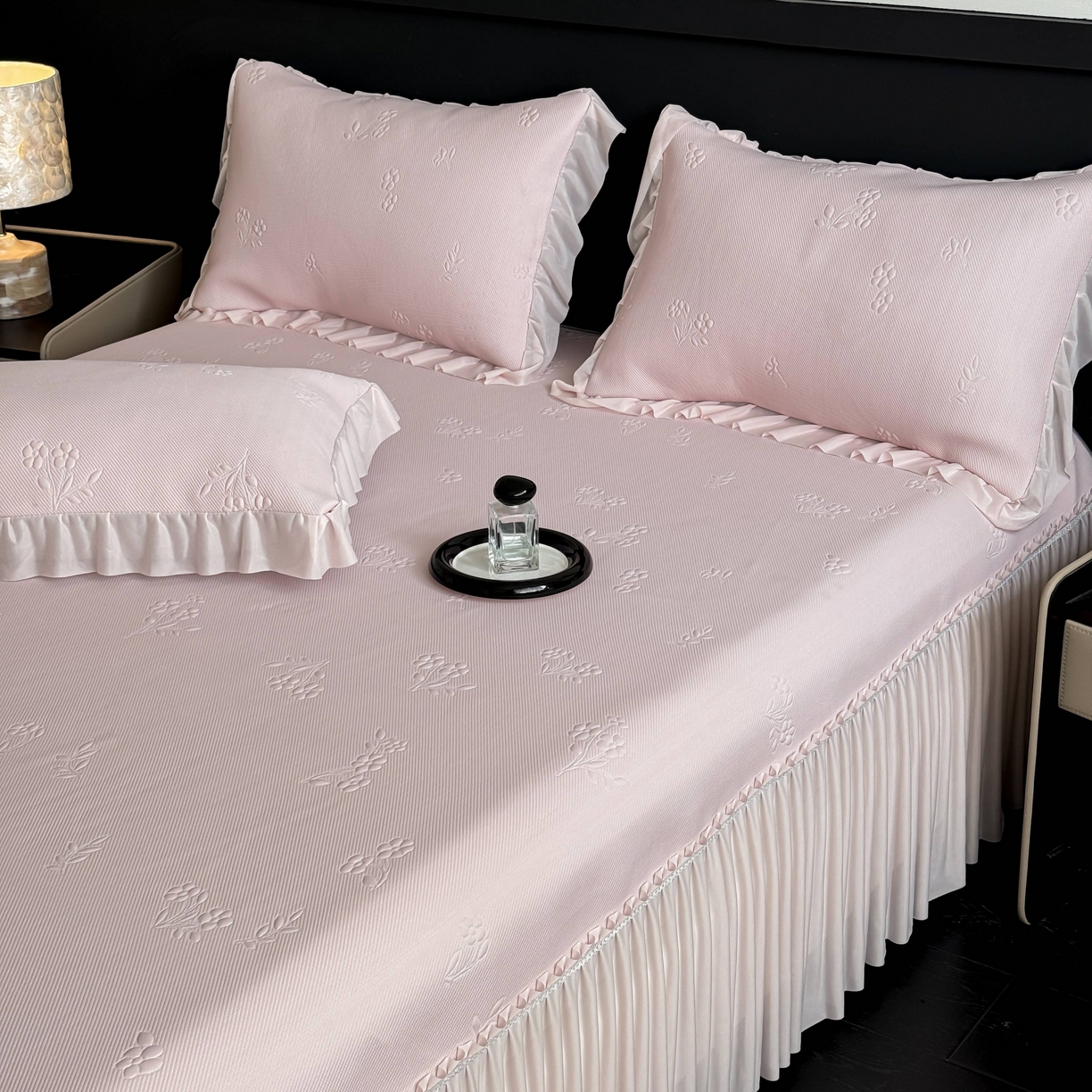 91家纺网 家纺一手货源 找家纺 （总）宅家居 2026春夏新款PE高分子复合软凉席豆豆席大床裙三件套-小花系列