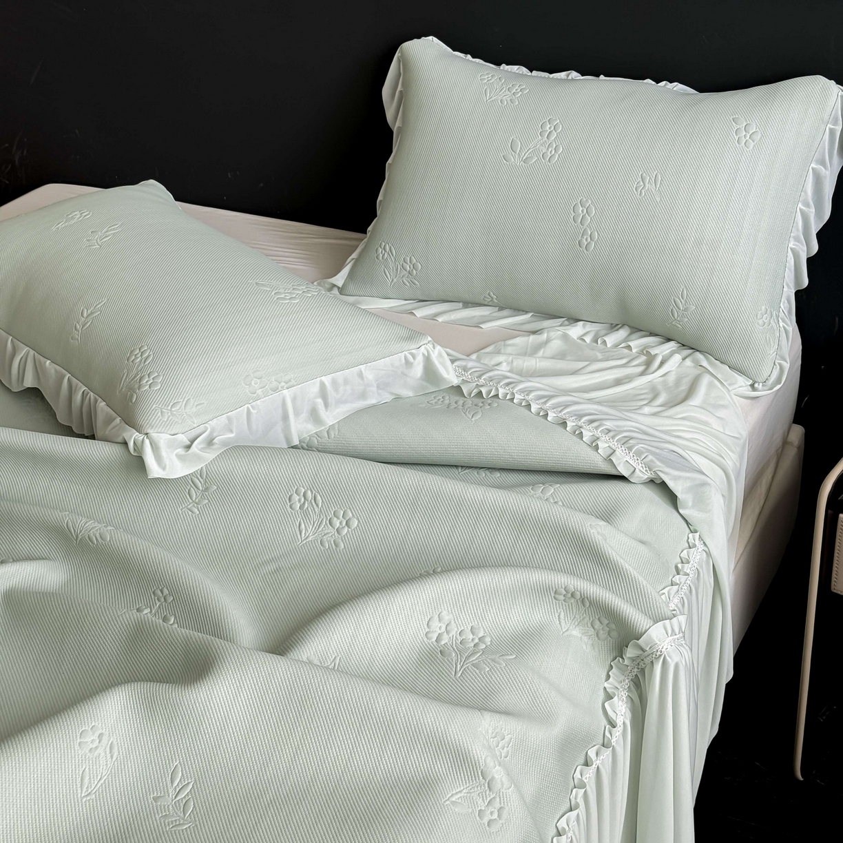 91家纺网 家纺一手货源 找家纺 宅家居 2026春夏新款PE高分子复合软凉席豆豆席大床裙三件套-小花系列 小花-绿色