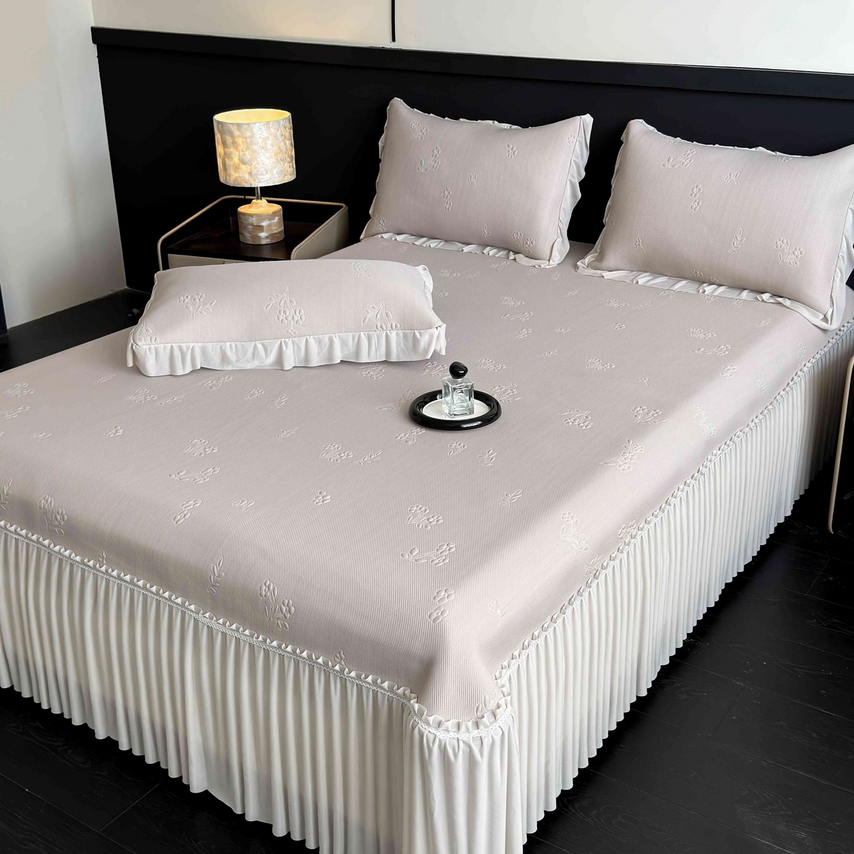 91家纺网 家纺一手货源 找家纺 宅家居 2026春夏新款PE高分子复合软凉席豆豆席大床裙三件套-小花系列 小花-卡其