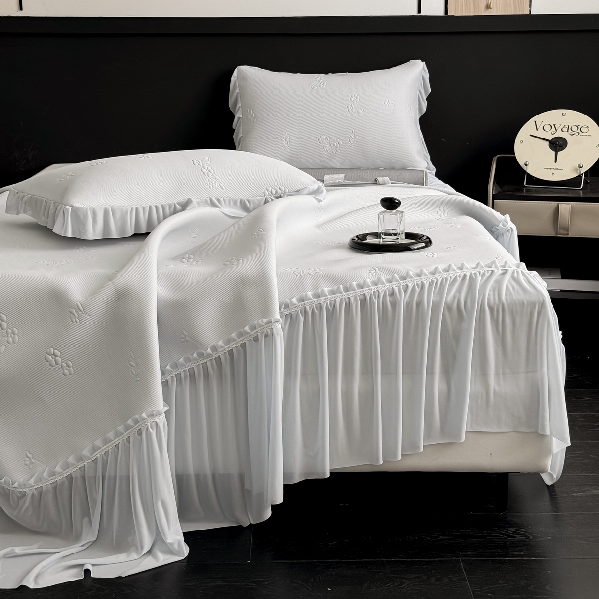 91家纺网 家纺一手货源 找家纺 宅家居 2026春夏新款PE高分子复合软凉席豆豆席大床裙三件套-小花系列 小花-灰色