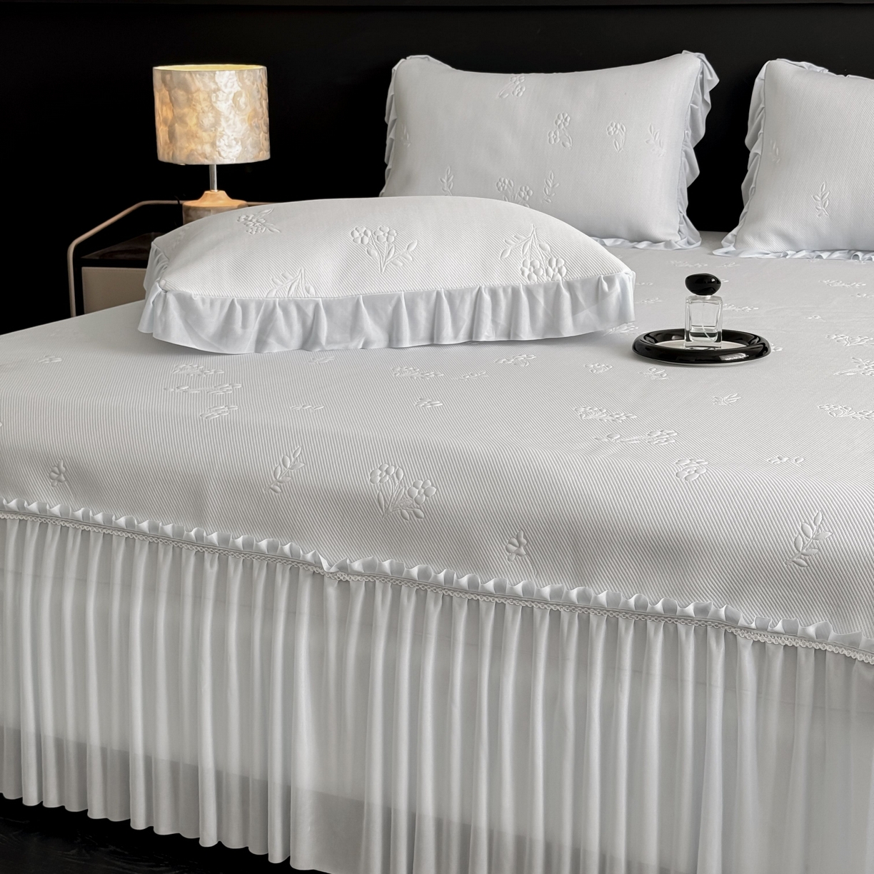 91家纺网 家纺一手货源 找家纺 宅家居 2026春夏新款PE高分子复合软凉席豆豆席大床裙三件套-小花系列 小花-灰色