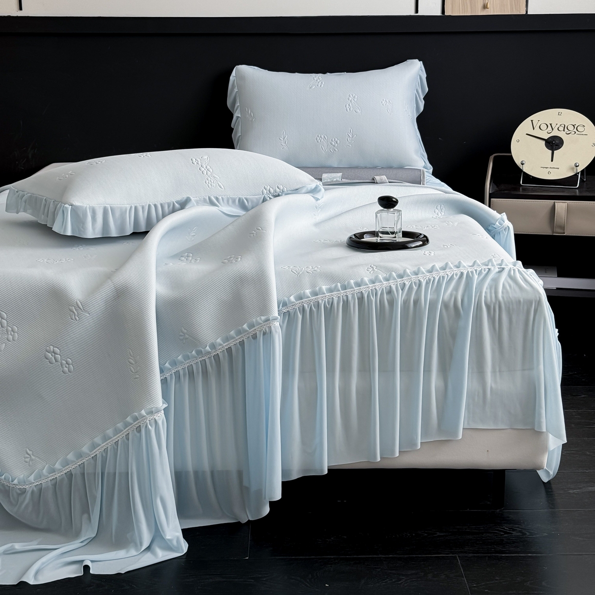 91家纺网 家纺一手货源 找家纺 宅家居 2026春夏新款PE高分子复合软凉席豆豆席大床裙三件套-小花系列 小花-天蓝