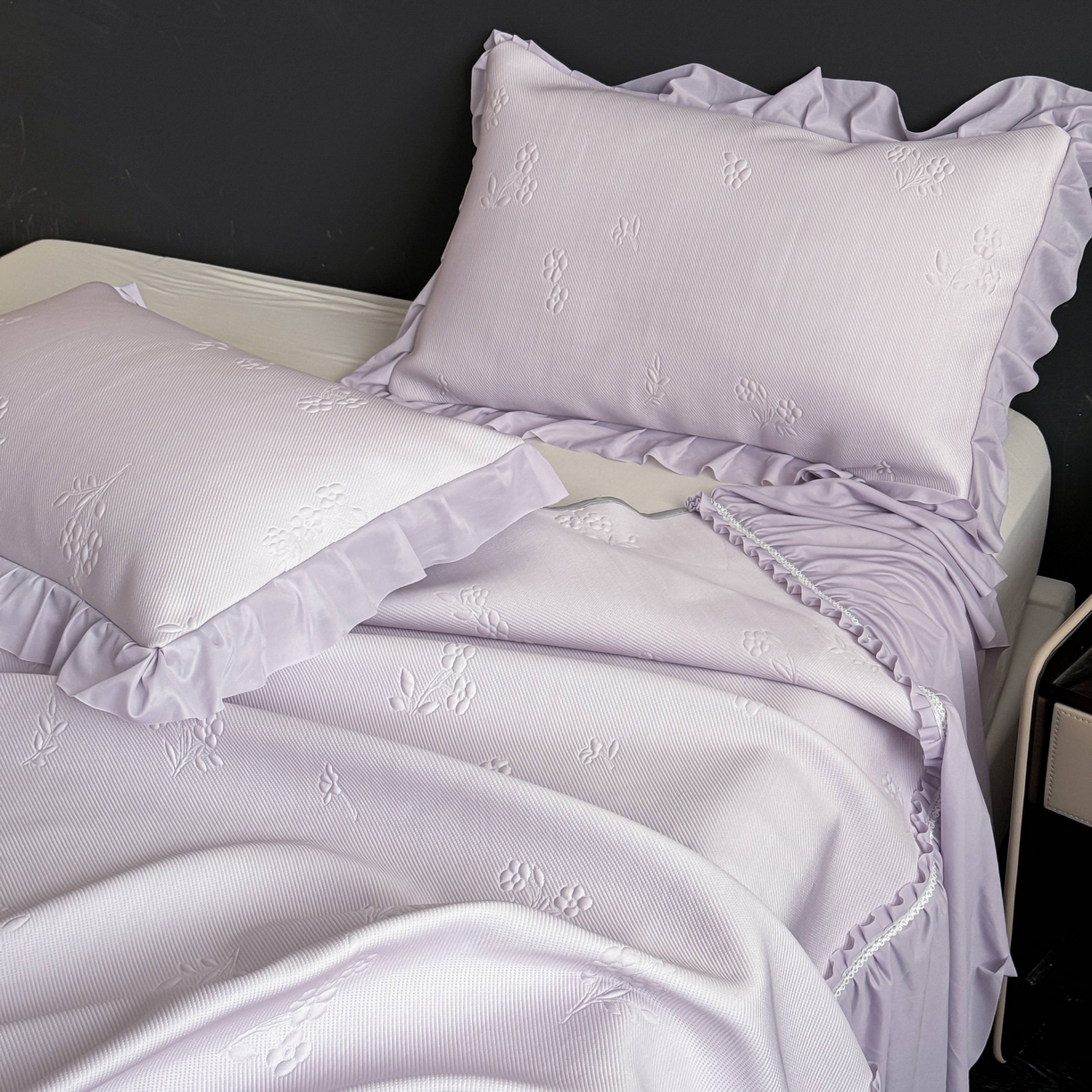 91家纺网 家纺一手货源 找家纺 宅家居 2026春夏新款PE高分子复合软凉席豆豆席大床裙三件套-小花系列 小花-紫色