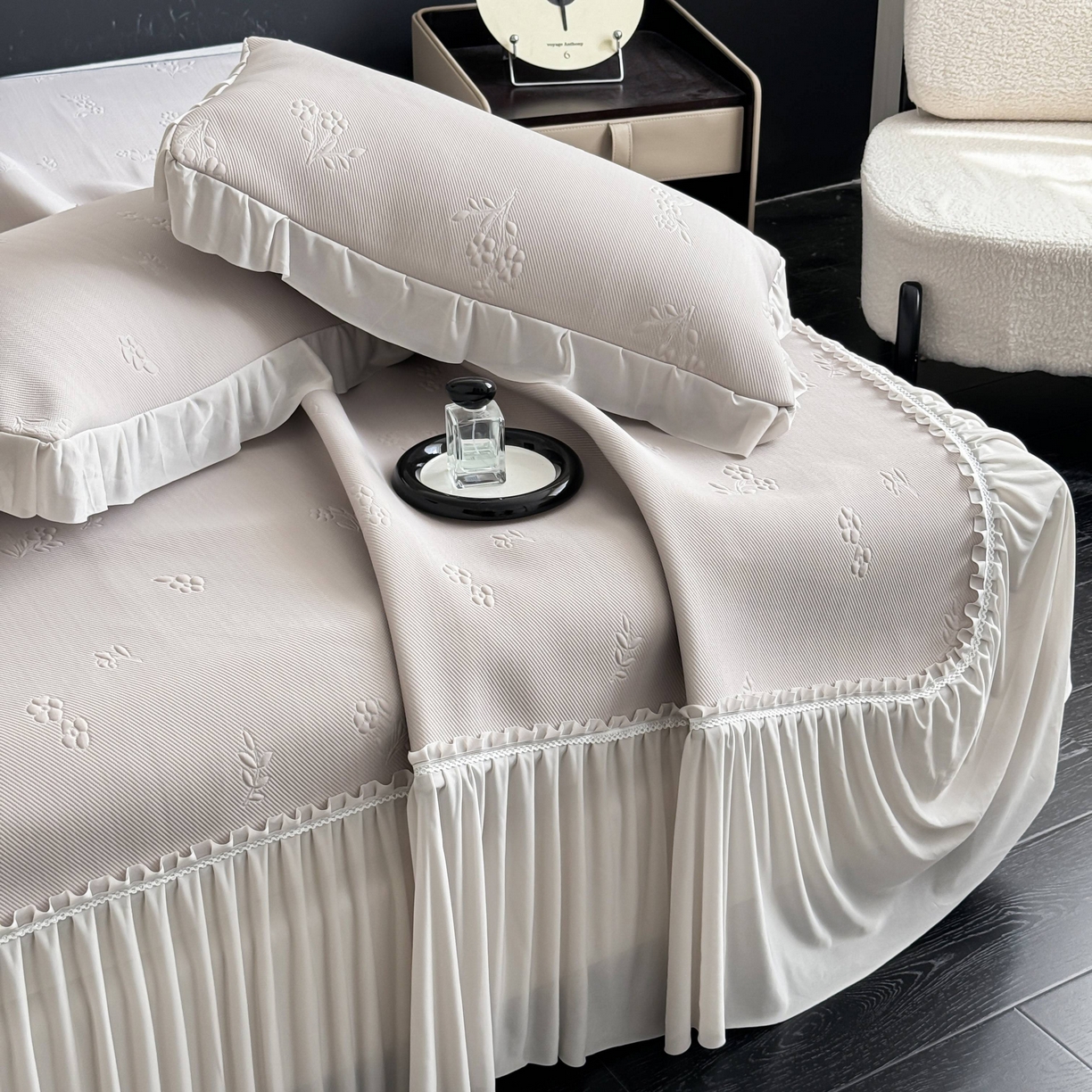 91家纺网 家纺一手货源 找家纺 宅家居 2026春夏新款PE高分子复合软凉席豆豆席大床裙三件套-小花系列 小花-卡其