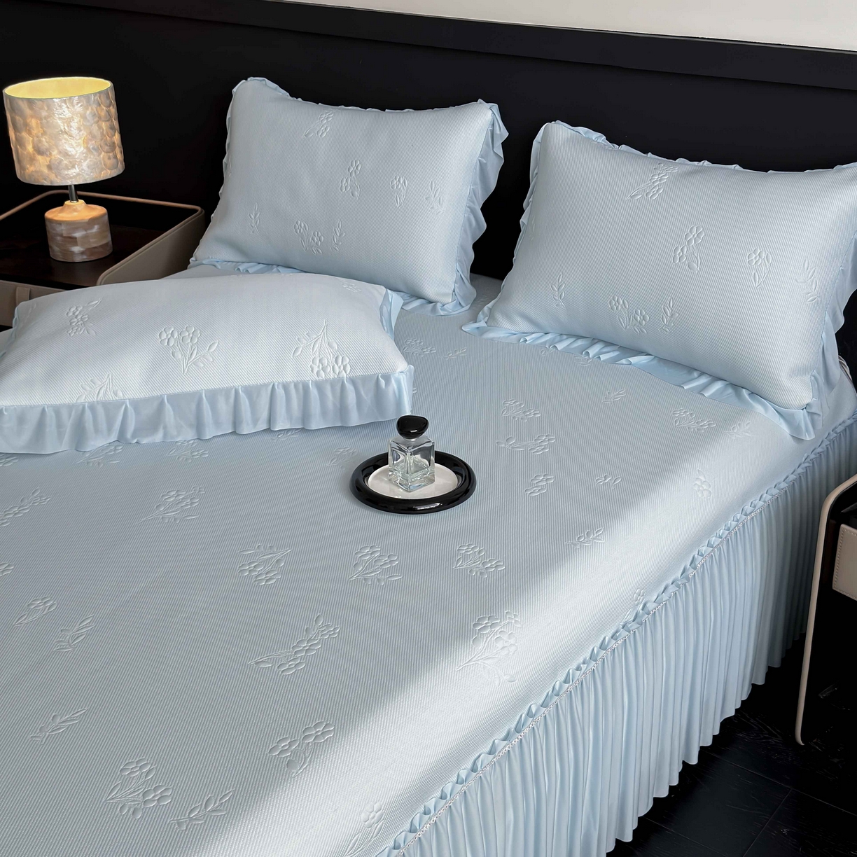 91家纺网 家纺一手货源 找家纺 宅家居 2026春夏新款PE高分子复合软凉席豆豆席大床裙三件套-小花系列 小花-天蓝